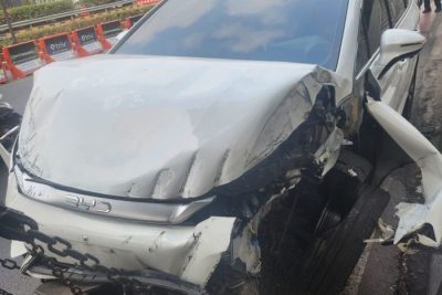 Mobil Listrik Ringsek Usai Tabrak Lampu Jalan hingga Trotoar di Jl Gatsu Jaksel