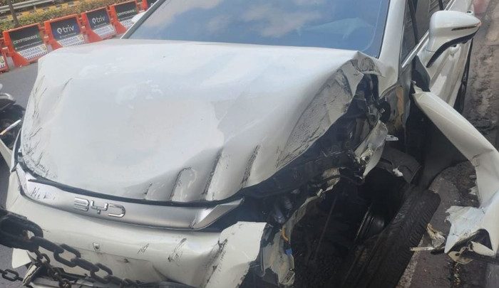 Mobil Listrik Ringsek Usai Tabrak Lampu Jalan hingga Trotoar di Jl Gatsu Jaksel