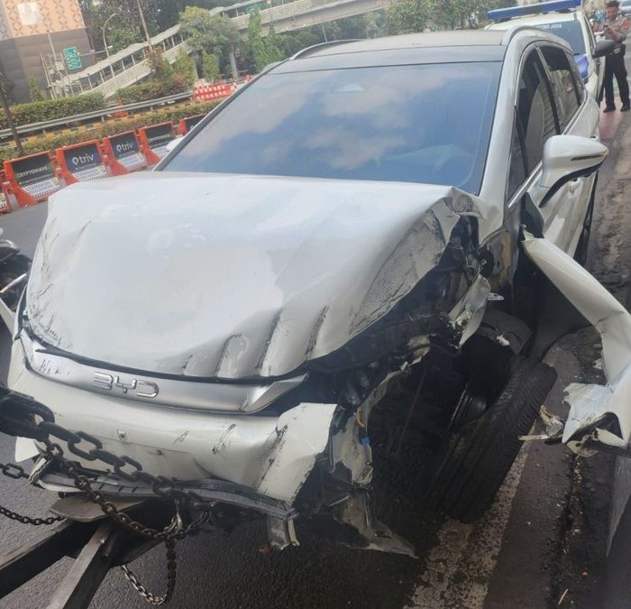 mobil-byd-ringsek-usai-tabrak-lampu-jalan-dan-trotoar-dok-istimewa-1790507561957