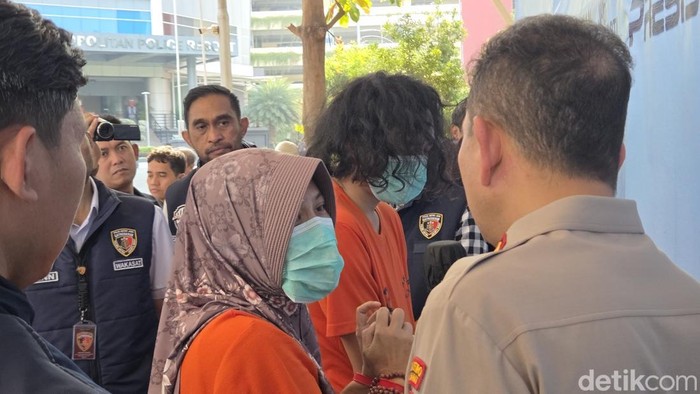 polisi-menangkap-h-dan-ibunya-yang-berinisial-d-atas-dugaan-pembobolan-atm-di-minimarket-kawasan-kapuk-raya-cengkareng-jakbar-1788256041563_169