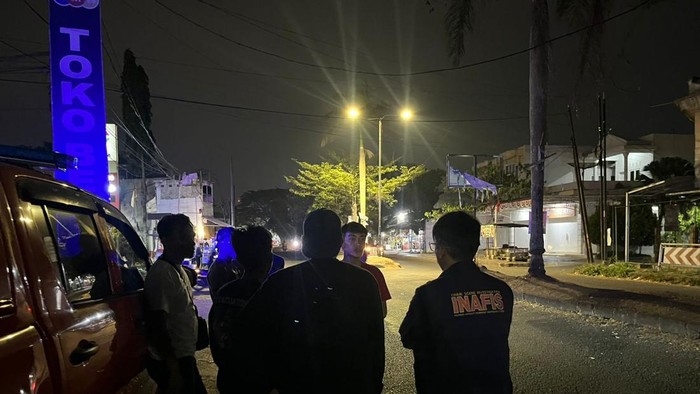 polisi-saat-melakukan-olah-tkp-di-lokasi-kejadian-bentrok-geng-motor-di-jalan-ez-muttaqin-kelurahan-linggajaya-kecamatan-mangk-1788416623170_169