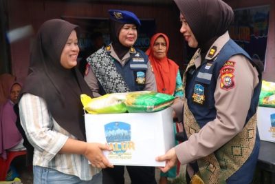 Polwan Polda Riau Berbagi Sembako ke Warga Pesisir Lewat Program ‘Jalur’