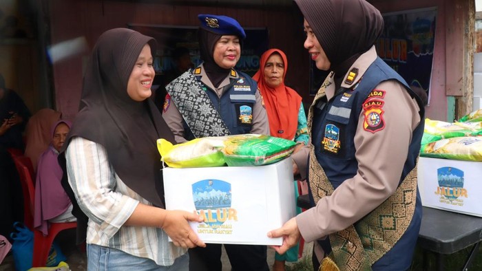 Polwan Polda Riau Berbagi Sembako ke Warga Pesisir Lewat Program ‘Jalur’