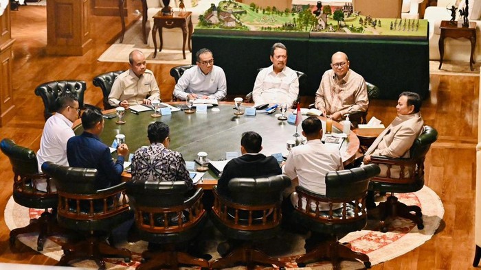 presiden-prabowo-subianto-bertemu-menteri-untuk-membahas-pembangunan-100-kampung-nelayan-dan-distribusi-bantuan-kapal-1788277157339_169