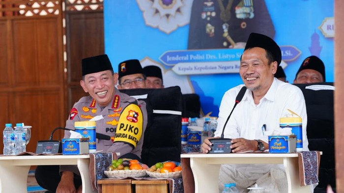 puluhan-ribu-personel-polri-bersama-para-santri-mengikuti-ngaji-kebangsaan-bersama-kh-ahmad-bahauddin-nursalim-atau-gus-baha-d-1790401652946_169