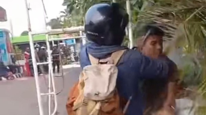 seorang-pengemudi-mobil-dianiaya-pemotor-di-depan-spbu-di-jagakarsa-jakarta-selatan-penganiayaan-itu-dipicu-masalah-klakson-do-1787300368373_169