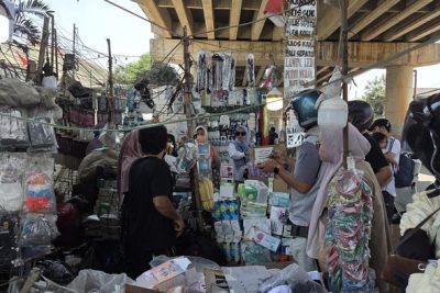 Abu Anak Krakatau Sampai Jakarta, Warga Berburu Masker di Kolong Tol Andara