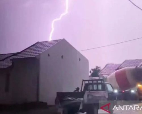 Minggu – BMKG: Waspada hujan disertai petir di sejumlah daerah RI