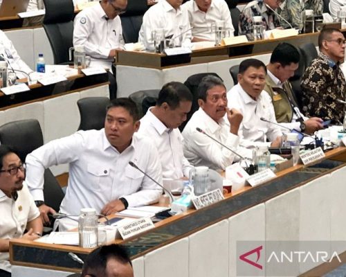 Yang Dibahas: Dirut Pupuk Indonesia: Stok pupuk tak terganggu konflik Selat Hormuz