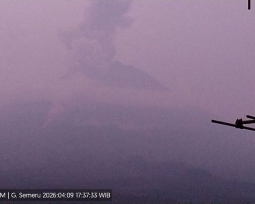 Gunung Semeru erupsi luncurkan awan panas sejauh 2.500 meter